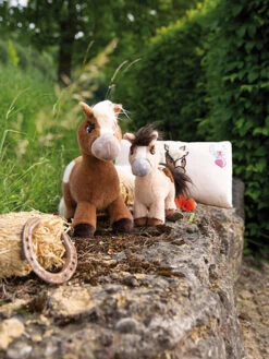 NICI, Plüschtier Pony Lorenzo 35cm Stehend -Klassischer Plüschtierladen nici plC3BCschtierponylorenzo35cmstehend 4 768 1024 75 7608719 4