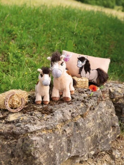 NICI, Plüschtier Pony Loretta 25cm Stehend -Klassischer Plüschtierladen nici plC3BCschtierponyloretta25cmstehend 4 768 1024 75 7608721 4